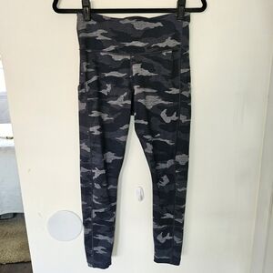 VGUC Athleta Ultimate Camo 7/8 Tight Grey Black Women Small